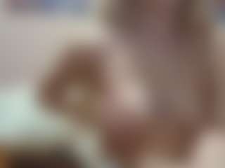 Live cam show with Luna - Athletic on chickslive.net