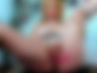 Xrenatablu MILF webcam performer live streaming