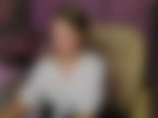 Live cam show with Kira - Average on SxyPornLive