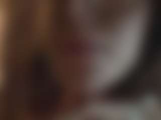 Live cam show with LacyBozell - Average on StripNow