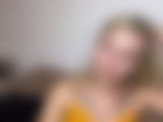 Live cam show with Aleta - Athletic Shaved Pussy on livesuperchat.net