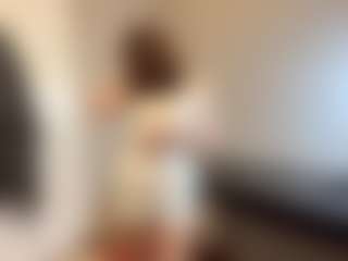 Live cam show with NikiLaduke - Upskirt on TeamSkeetLive