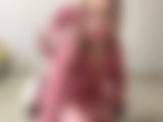 Live cam show with ElsaKisamore - Little on CamSextacy