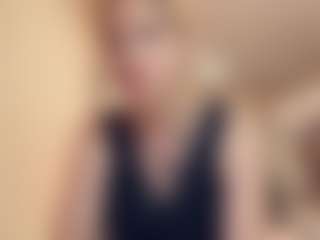Live cam show with MelaineTosh - Blonde Hair Shaved Pussy on AdultVida.com