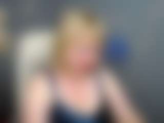 Live cam show with KiraSmiling - Athletic Middle Aged on xDating