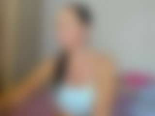 Live cam show with Eva-luxx - Skinny MILF on CamClone
