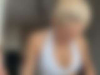 Live cam show with KyleBeatty - Latina Petite on CamwithHer