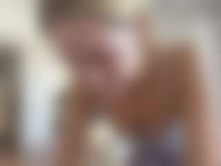 Live cam show with KyleBeatty - Petite MILF on Dolls Live