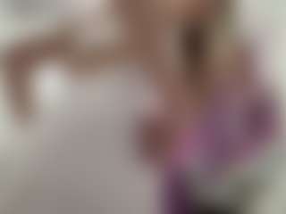 Live cam show with Alma - Public on Camsoda