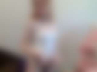 Live cam show with Aneka - Average on SmokeAndPoke