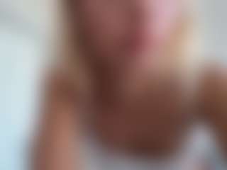 Live cam show with ReneaRichardt - Green Eyes on CamwithHer