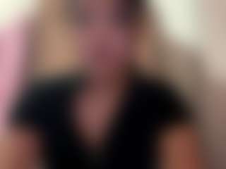 Live cam show with Nelly - Skinny MILF on Camsoda