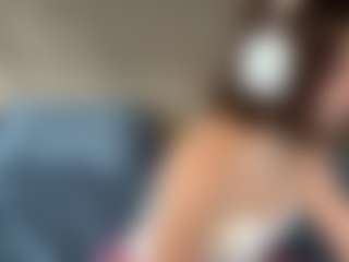 Live cam show with Lara - Flashing on Camsoda
