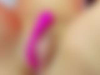 Live cam show with Leah-Brm - HD on Camsoda