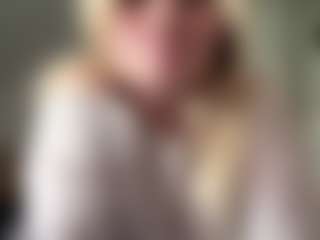 Live cam show with FreddaChase - Blonde Hair Petite on Camsoda