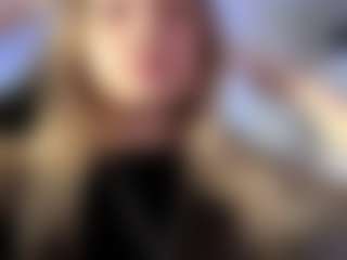 Live cam show with FreddaChase - Blonde Hair Petite on Milfs Live