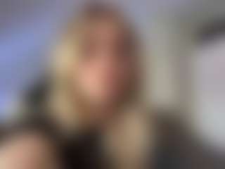 Live cam show with FreddaChase - Petite on LiveSexCams6