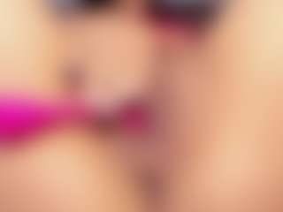 Live cam show with CarolineeM - Nipple Piercings on CamSodaAdn