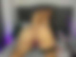 roxanne4u's Live Sex Cam Show