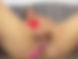 roxanne4u MILF webcam performer live streaming