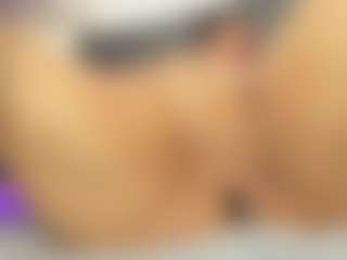 roxanne4u's Live Sex Cam Show