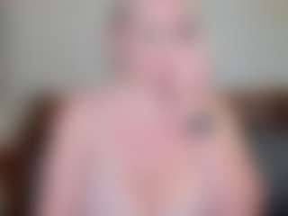Live cam show with GreenEyesN - Blonde Hair MILF on Camiplay Live