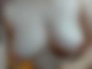 Live cam show with Kira - Spy Granny on live.xbliss.ai