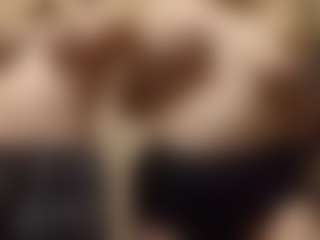 Live cam show with Mia - Shaved Pussy on Camsoda