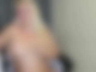 Live cam show with MilfAmelia - Tease MILF on Dolls Live