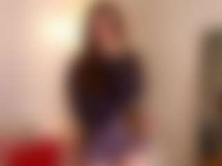 Live cam show with CaylaAdamczak - Tease Brown Hair on AdultVida.com