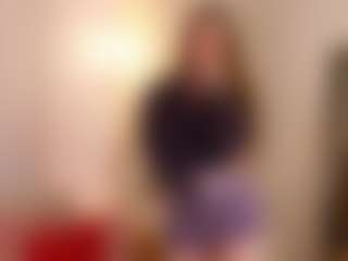 Live cam show with CaylaAdamczak - Shaved Pussy Brown Hair on Milfs Live