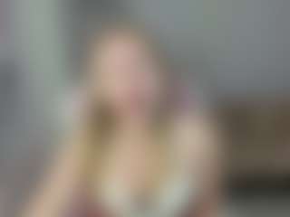 Live cam show with LindaBloomss - Gamer Athletic on chickslive.net