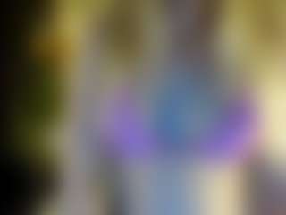 Live cam show with LindaBloomss - Green Eyes on StripNow
