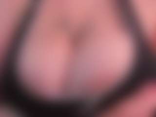 Live cam show with MiuMaka - Upskirt on Camsoda