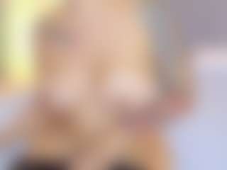 Live cam show with RileyWomms - Tease Brown Hair on AdultVida.com