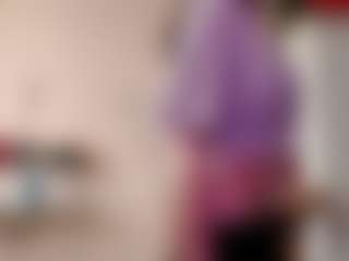 Live cam show with JeannettaCossa - Petite on AdultVida.com