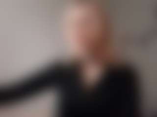 Live cam show with Melissa - Small Tits on hrnylive.com