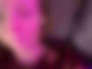 Live cam show with GladysNeuner - Tiny on CamClone