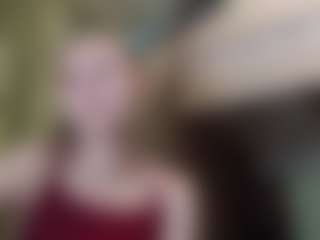 Live cam show with EloisTyrol - Striptease on sexytreat.net