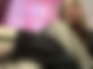 Live cam show with Mia - Cute on StripNow