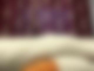 Live cam show with Mia - Shaved Pussy MILF on Milfs Live