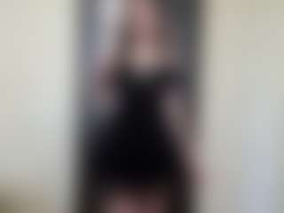 Live cam show with TammaraDelmoral - New Bedroom on luckytryst.com