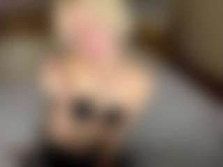 Live cam show with LaraKonzen - Genital Piercings on AdultVida.com