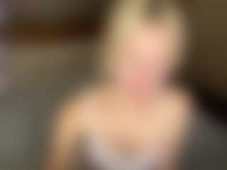 Live cam show with LaraKonzen - Striptease on madthumbs