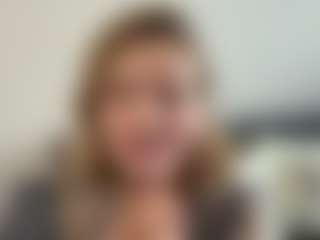 Live cam show with KeeshaSchones - Brown Hair on xDating