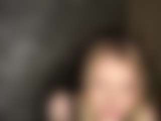 Live cam show with MaxieBevil - Skinny on UwU Esports