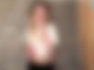 Live cam show with MaxieBevil - Smoking on madthumbs