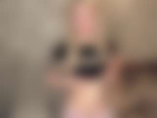 Live cam show with MaxieBevil - Blonde Hair Middle Aged on xDating