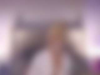 Live cam show with Gwen Taylor - Blonde Hair on friskycurves.com