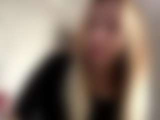Live cam show with Selena - Athletic Public on liverealitysex.com